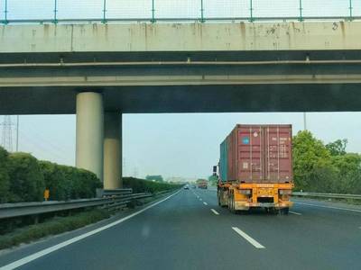 浙江省高速公路对所有上高速的集装箱运输车辆实施入口称重检测